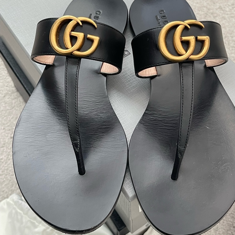 Gucci - Leather thong sandal with Double G